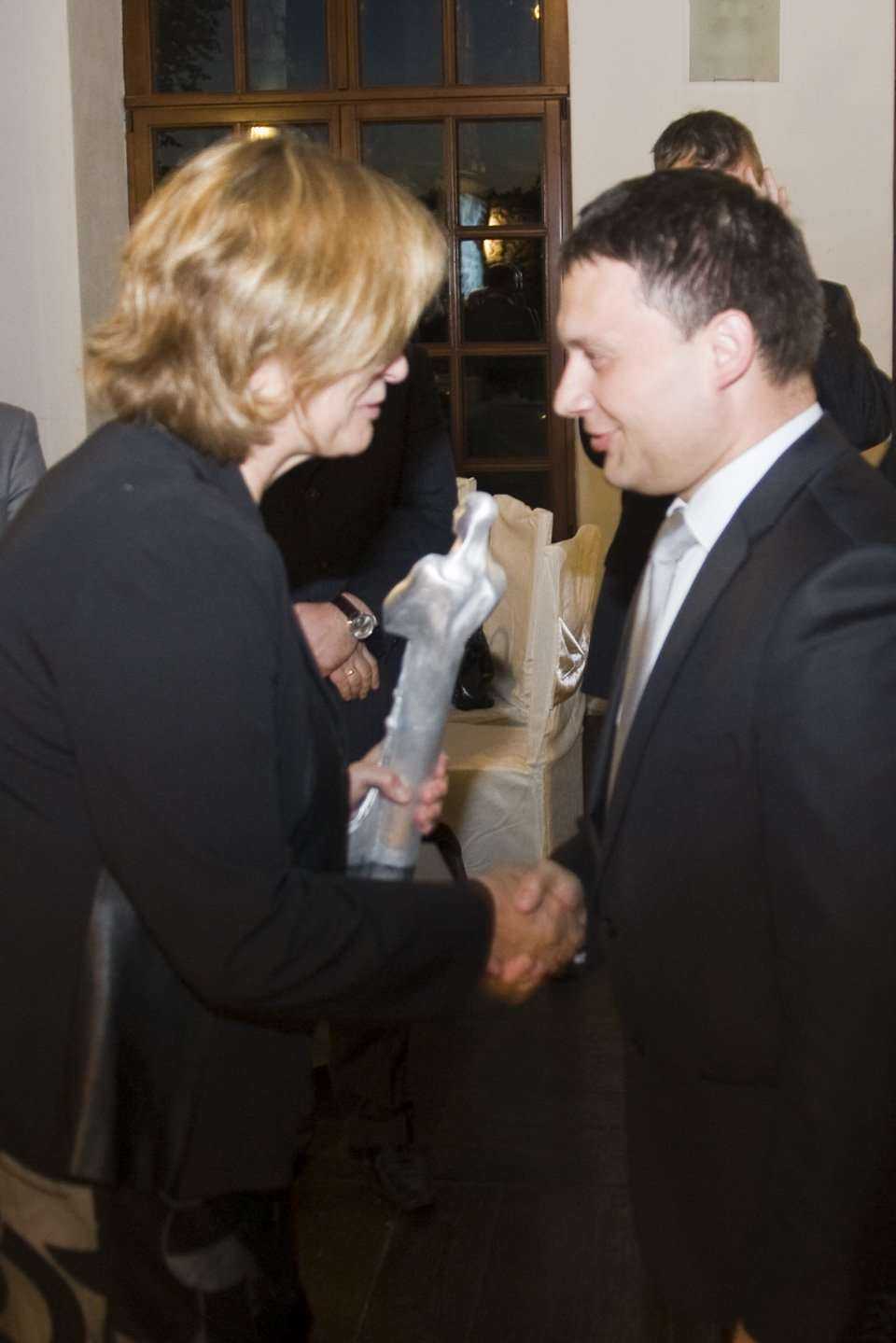 Tomasz Daniłoś prezes firmy INFRA SA odbiera nagrodę TYTAN 2010 z rąk Professor Marii Anny Polak Ph.D.P. Eng., University of Waterloo