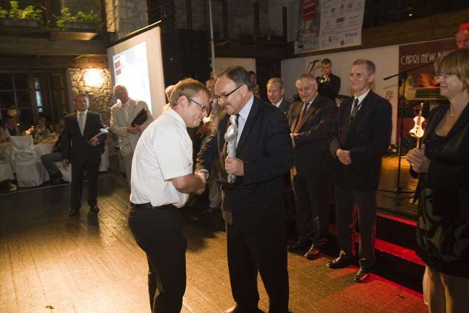 François Gandard manager zwycięskiego projektu z firmy Horizontal Drilling International odbiera nagrodę TYTAN 2010 z rąk dra inż. Karola Ryża