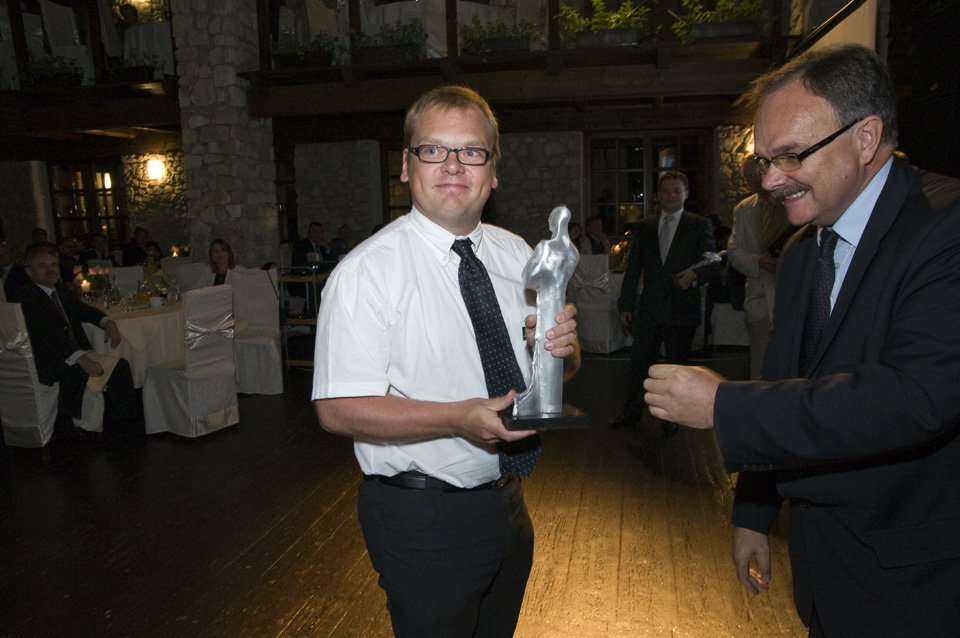 François Gandard manager zwycięskiego projektu z firmy Horizontal Drilling International odbiera nagrodę TYTAN 2010 z rąk dra inż. Karola Ryża