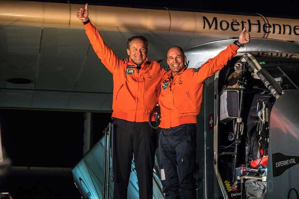 Piloci Solar Impulse 2 - Bertrand Piccard i André Borscherg po ukończeniu dziewiątego odcinka lotu dookoła świata / źródło: Solar Impulse Press Corner