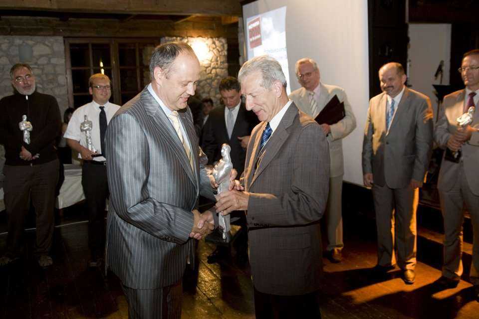 Roman Rogowski, prezes firmy IMB-Podbeskidzie sp. z o.o., odbiera nagrodę TYTAN 2010 z rąk dra inż. Wojciecha Grodeckiego