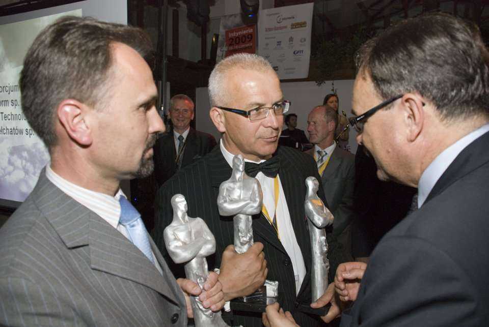 Andrzej Świątek i Mariusz Iwanejko z firmy Insituform sp. z o.o. odbierają nagrodę TYTAN 2009 z rąk dr inż. Karola Ryża