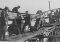 Montaż konstrukcji Mostu im. Józefa Piłsudskiego w Krakowie. Zdjęcie z lat 1930–1931. Fot. Narodowe Archiwum Cyfrowe