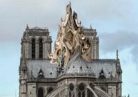 Francuski architekt Mathieu Lehanneur zaproponował odbudowę nie tego, co powstało 150 lat temu, ale tego, czego byliśmy świadkiem teraz: zaprojektował iglicę przypominającą płomień. Pomysł ten nawiązuje też do funkcji katedry: w Biblii ogień jest symbolem obecności Boga. Wizualizacja: Mathieu Lehanneur