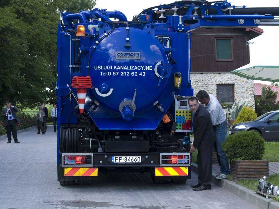 Pokaz pojazdu do ciśnieniowego czyszczenia z recyklingiem firmy ASSMANN prezentuje wyłączny dystrybutor w Polsce \