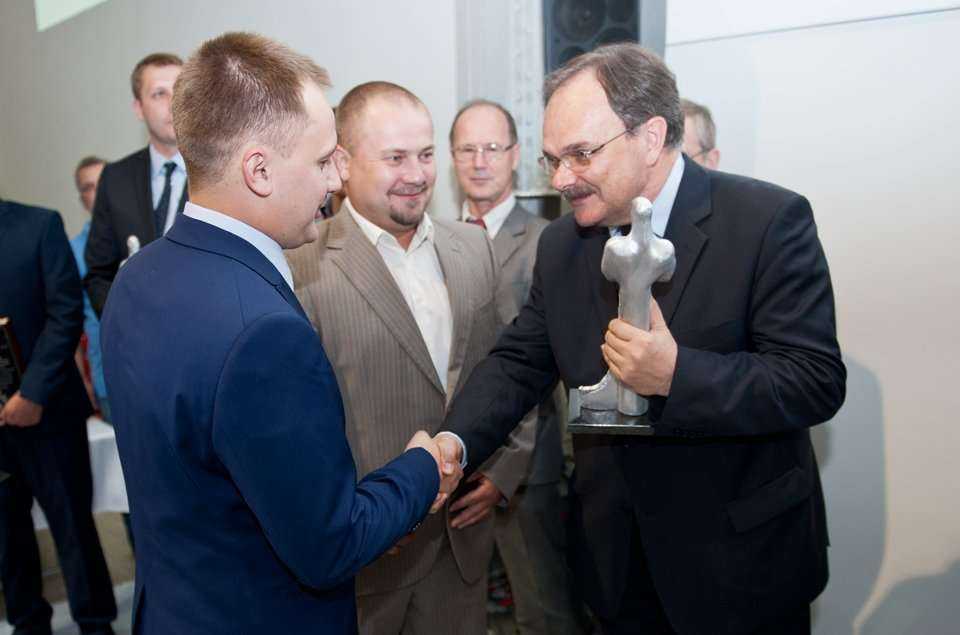Jacek i Piotr Janiccy z firmy ZRB Janicki odbierają nagrodę TYTAN w kategorii 