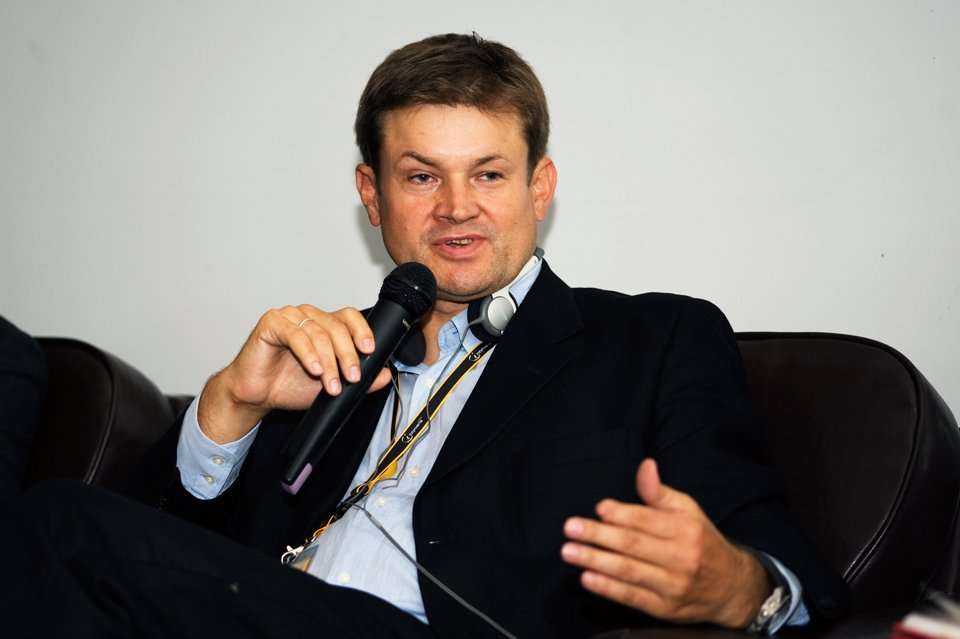 Krzysztof Czudec z HEADS sp. z o.o. wypowiada się w trakcie panelu dyskusyjnego na temat  stanu obecnego i perspektyw rozwoju płynów wiertniczych / fot. inzynieria.com