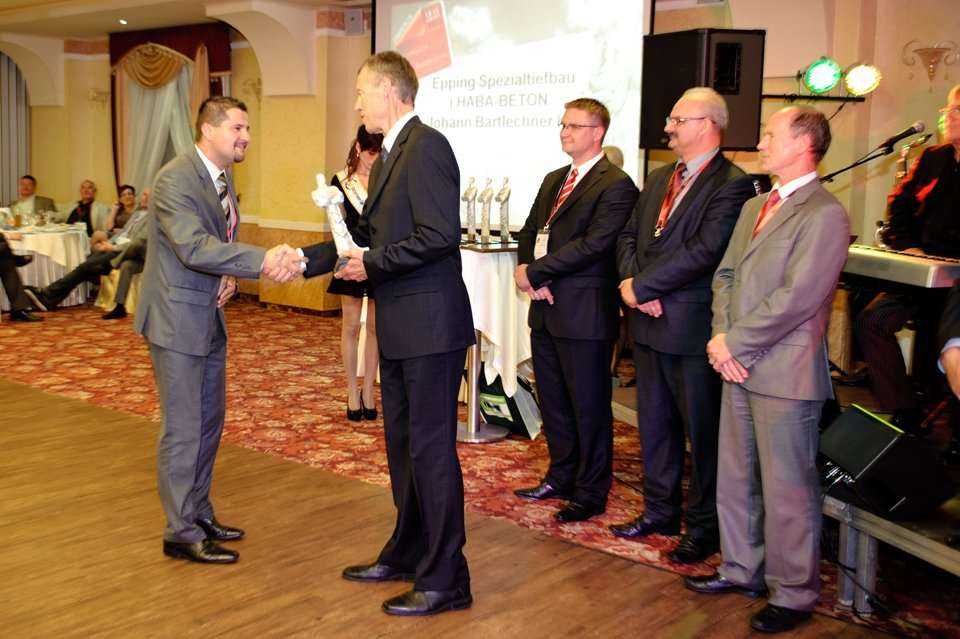 Marcin Cwielong z firmy HABA-BETON Johann Bartlechner sp. z o.o odbiera nagrodę TYTAN 2012 w kategorii 
