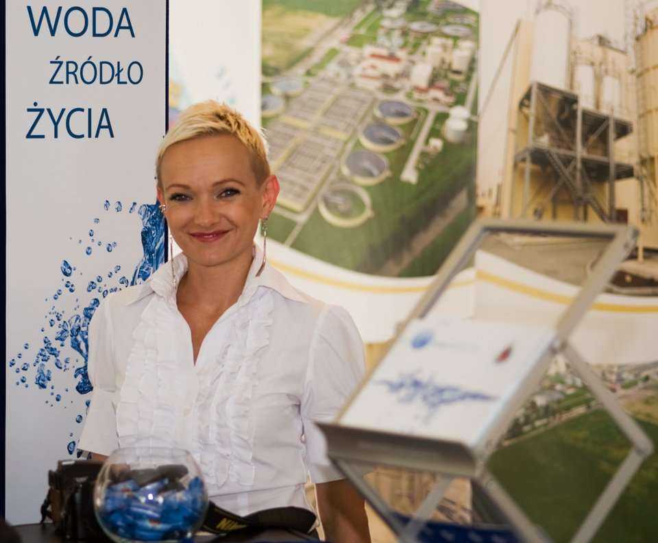 Katarzyna Muller na stoisku wystawienniczym Miejskiego Przedsiębiorstwa Wodociągów i Kanalizacji SA w Krakowie
