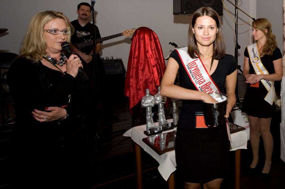 Uroczysta Gala wręczenia branżowych nagród TYTAN 2011 podczas IX Międzynarodowej Konferencji, Wystawy i Pokazów Technologii INŻYNIERIA Bezwykopowa 2011. Od lewej: Monika Socha-Kośmider