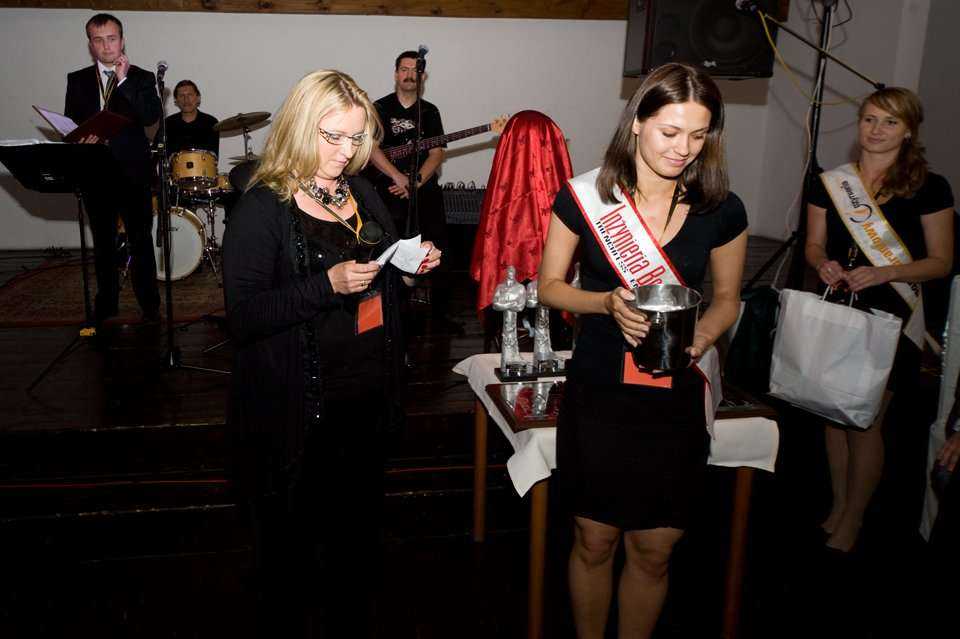 Uroczysta Gala wręczenia branżowych nagród TYTAN 2011 podczas IX Międzynarodowej Konferencji, Wystawy i Pokazów Technologii INŻYNIERIA Bezwykopowa 2011. Od lewej: Monika Socha-Kośmider
