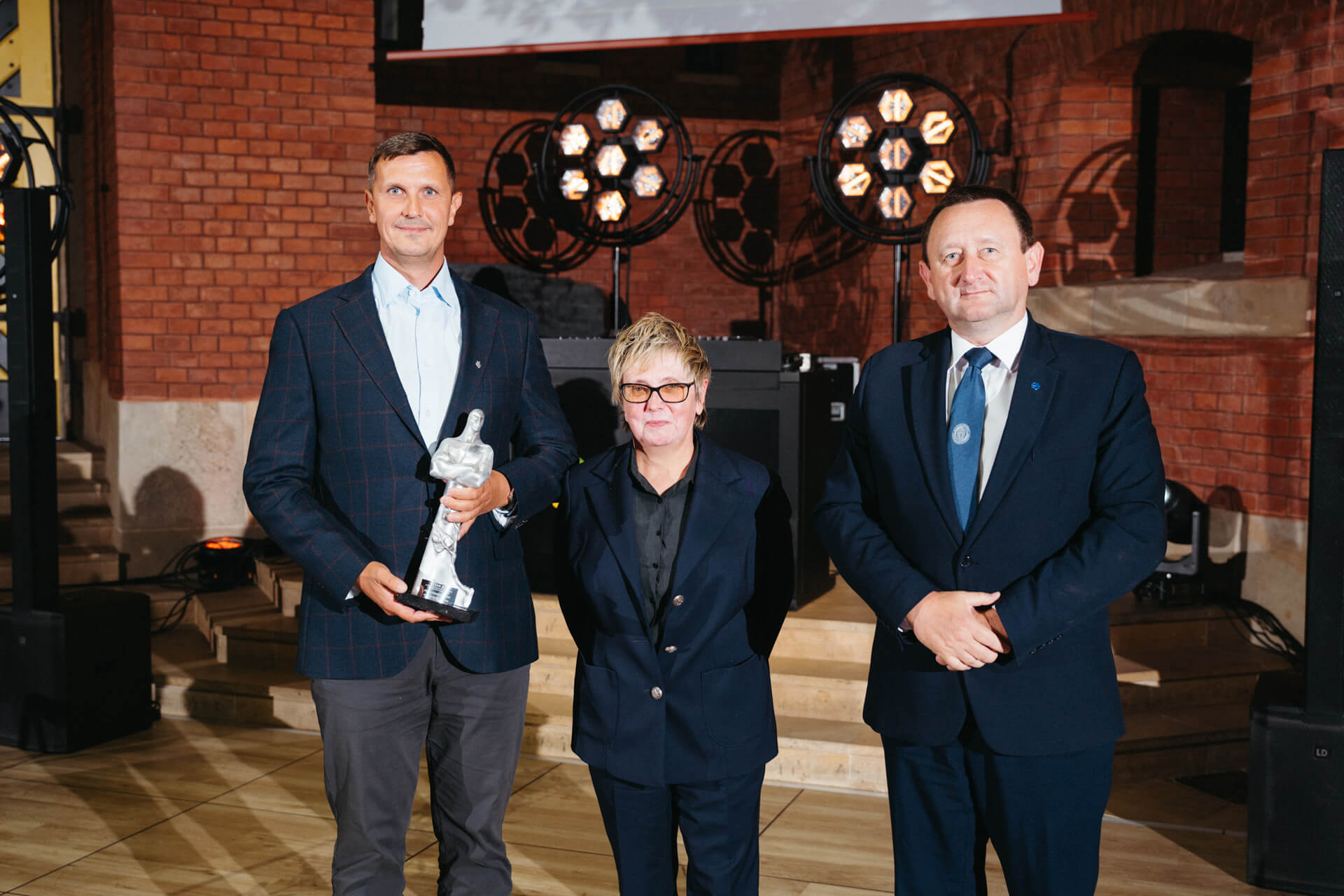 V Kongres Gospodarowania Wodami i Ochrony Przeciwpowodziowej. Gala rozdania Nagród TYTAN 2026. Wręczenie TYTANA w kategorii Produkt/Technologia roku. Od lewej: Michał Rzewuski (PREFA Polska), dr hab. inż. Jadwiga Królikowska (Politechnika Krakowska), prof. dr hab. inż. Paweł Popielski (Politechnika Warszawska). fot. <a href='http://www.quality-studio.com' target='_blank'>Quality Studio</a> dla www.inzynieria.com