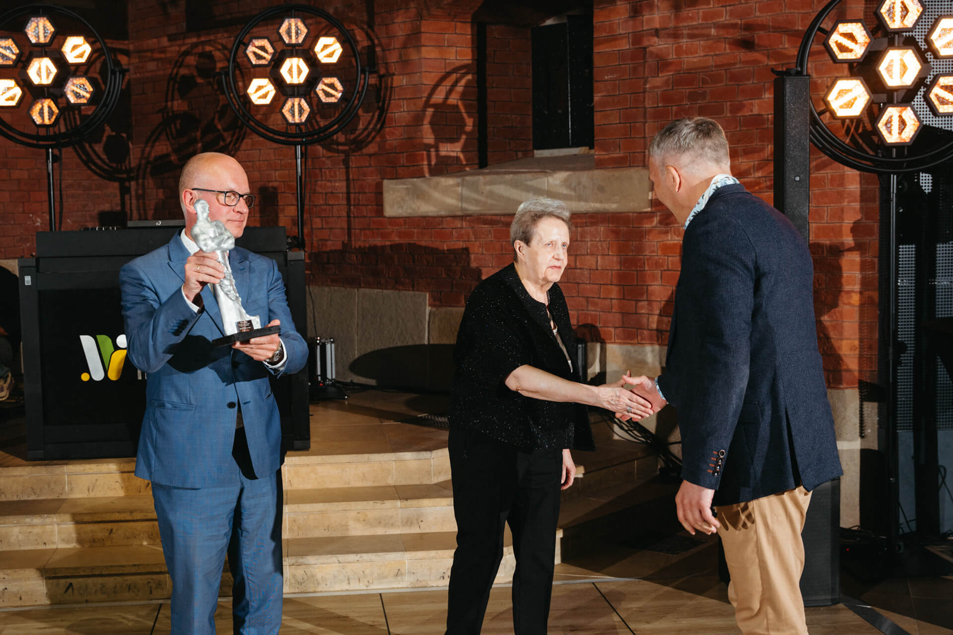 V Kongres Gospodarowania Wodami i Ochrony Przeciwpowodziowej. Gala rozdania Nagród TYTAN 2026. Wręczenie TYTANA w kategorii Projekt roku. Od lewej: prof. dr hab. inż. Paweł Licznar (Uniwersytet Przyrodniczy we Wrocławiu), prof. dr hab. inż. Elżbieta Nachlik (Politechnika Krakowska), dr inż. Wojciech Szpakowski (Gdańskie Wody). fot. <a href='http://www.quality-studio.com' target='_blank'>Quality Studio</a> dla www.inzynieria.com