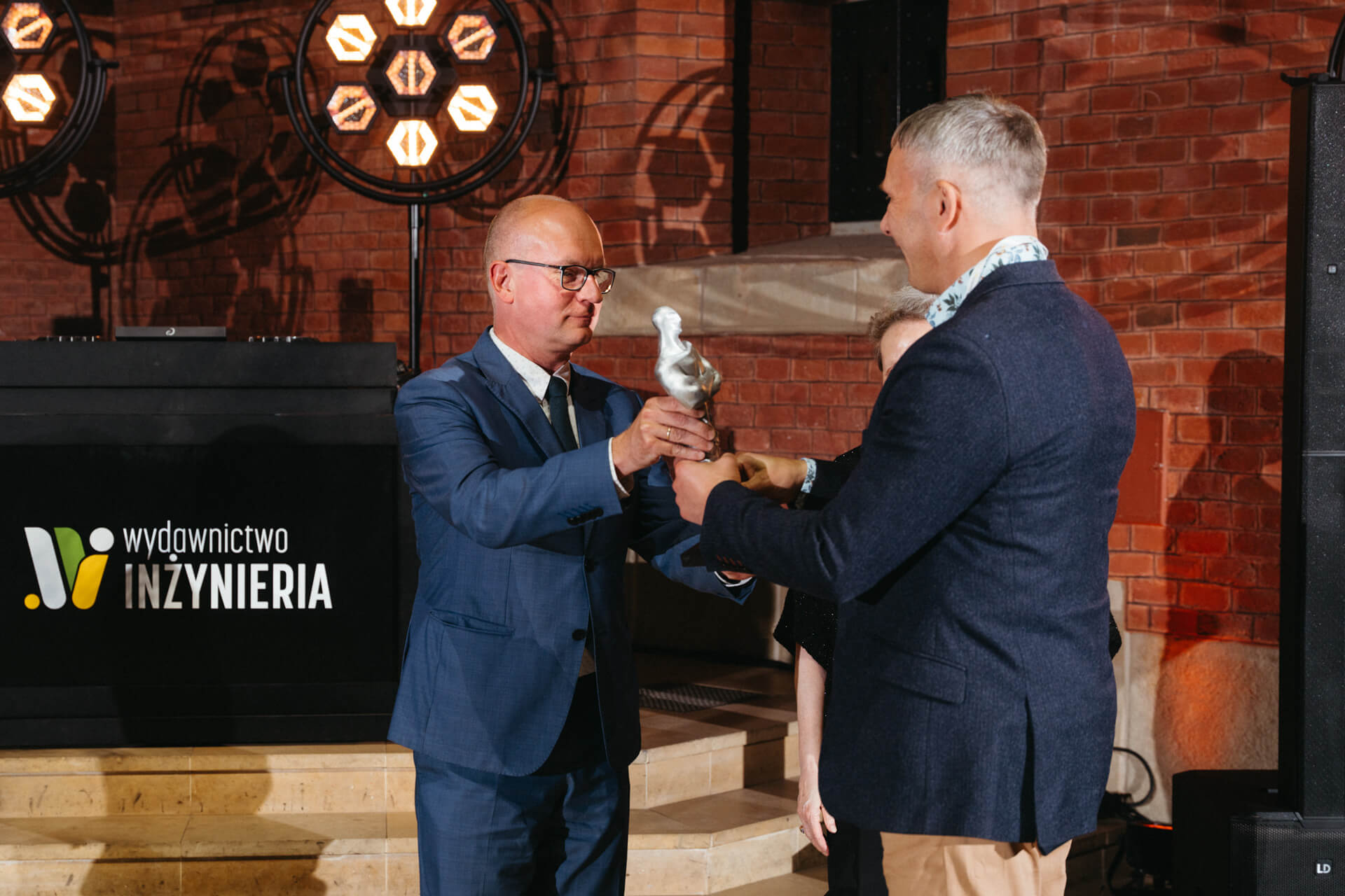V Kongres Gospodarowania Wodami i Ochrony Przeciwpowodziowej. Gala rozdania Nagród TYTAN 2026. Wręczenie TYTANA w kategorii Projekt roku. Od lewej: prof. dr hab. inż. Paweł Licznar (Uniwersytet Przyrodniczy we Wrocławiu) oraz dr inż. Wojciech Szpakowski (Gdańskie Wody). fot. <a href='http://www.quality-studio.com' target='_blank'>Quality Studio</a> dla www.inzynieria.com