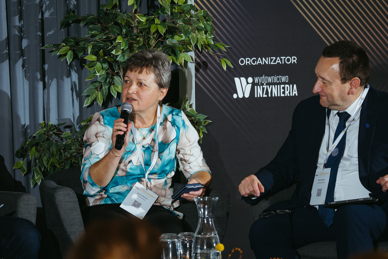 Prowadzący panel podsumowujący. Od lewej: prof. dr hab. inż. Joanna Bzówka (Politechnika Śląska) oraz prof. dr hab. inż. Paweł Popielski (Politechnika Warszawska). Fot. Quality Studio dla www.inzynieria.com