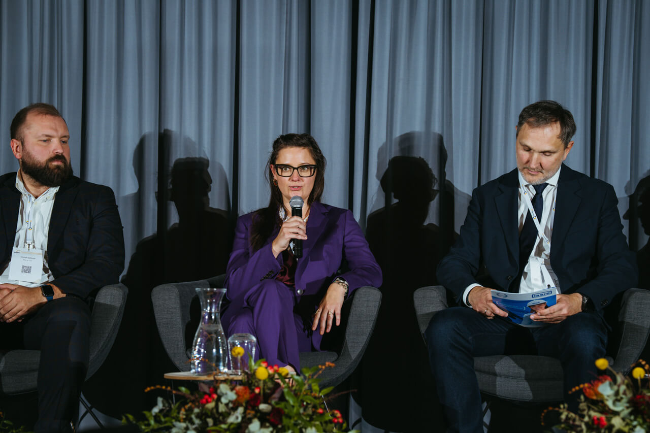 Od lewej: Michał Sołtysik (Soley), Anna Lenart (DMT Engineering), dr hab. inż. Grzegorz Kacprzak, prof. PW (Politechnika Warszawska). Fot. Quality Studio dla www.inzynieria.com
