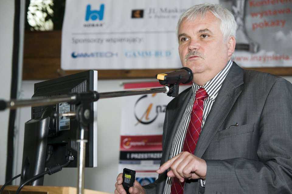 prof. dr hab. inż. Cezary Madryas, Prorektor Politechniki Wrocławskiej wygłasza referat na temat kierunków rozwoju infrastruktury podziemnej miast