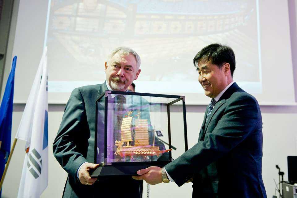 Jun-Hyung Kim, wiceprezes POSCO Engineering Co. Ltd. wręcza prezent Jackowi Majchrowskiemu, Prezydentowi Miasta Krakowa / fot. Quality Studio dla www.inzynieria.com