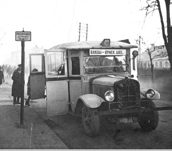 Takie autobusy kiedyś jeździły po polskich miastach [ZDJĘCIA ARCHIWALNE]