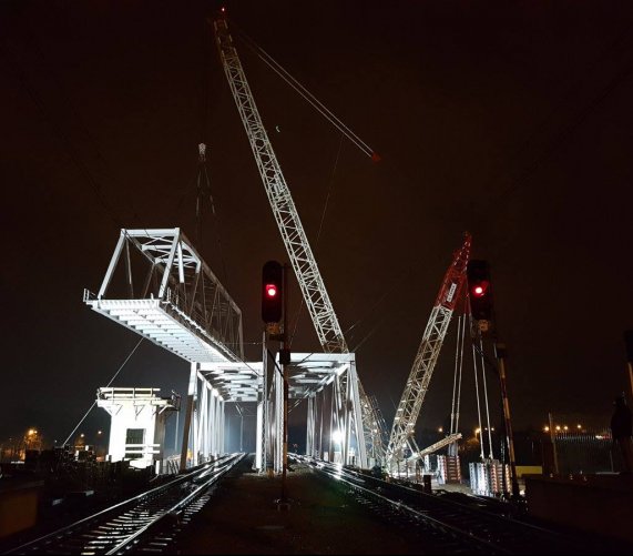 Rzeszów: montaż konstrukcji wiaduktu