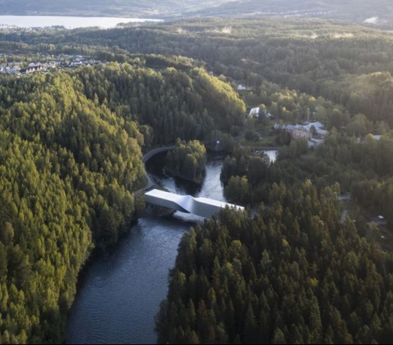 Hybrydowy budynek-most. Projekt muzeum w Norwegii