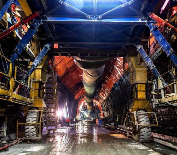 Eksplozje i wielkie maszyny: jak powstaje tunel pod alpejską przełęczą?