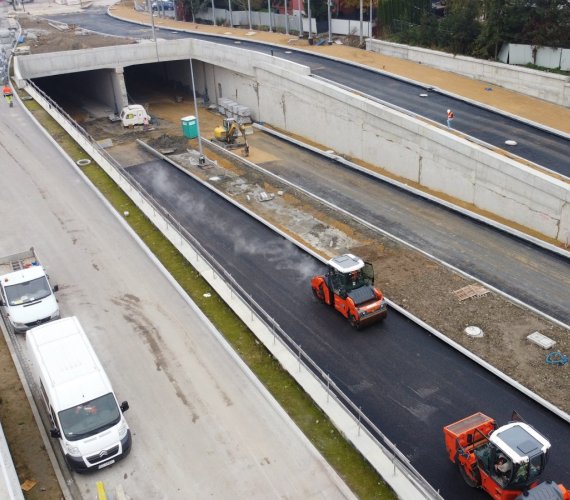 Kraków: asfaltowanie na Trasie Łagiewnickiej z siedmioma tunelami