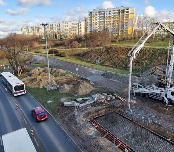 Budowa wiaduktu w Bydgoszczy. Betonowanie oczepów pali