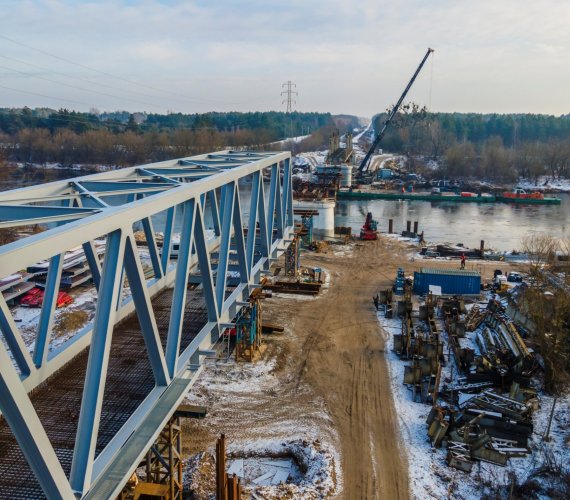 Most kolejowy przez Narew w Ostrołęce – zakończono nasuwanie przęsła