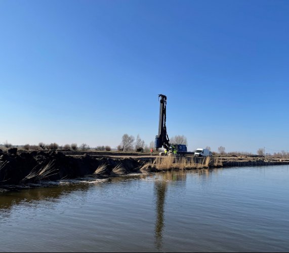 Zalew Wiślany – obudowa brzegów na budowie mostu nad rzeką Elbląg