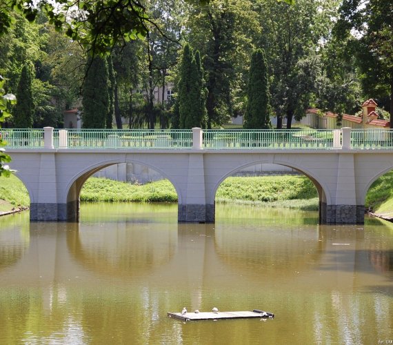 Białystok: zabezpieczono most nad kanałem w Ogrodzie Branickich