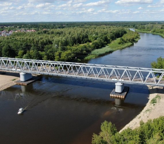 Ułożono już tor na moście kolejowym nad Narwią w Ostrołęce