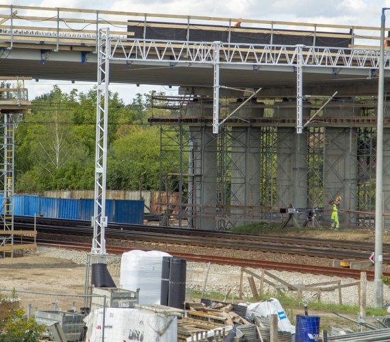 Wrocław: montaż olbrzymich belek na budowie wiaduktu