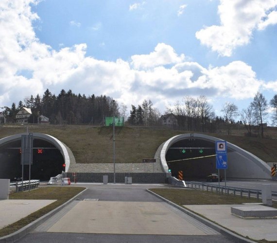 Zakopianka. Tunel otwarty, ale budowa nadal trwa. Co robią?