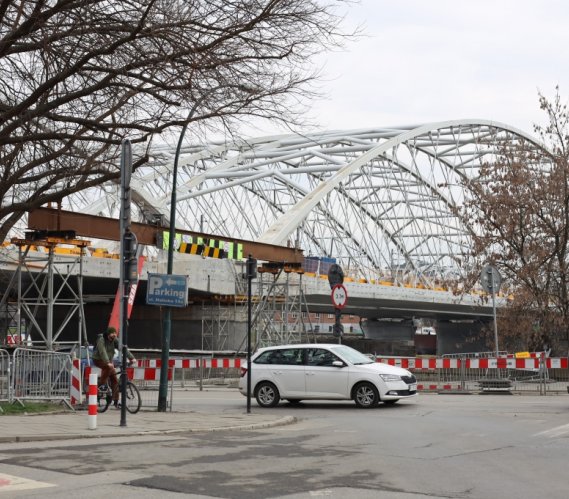 Kraków – budowa kładki przy moście nad Wisłą zbliża się do końca