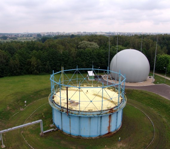 Wodociągi Białostockie – rozbiórka zbiornika biogazu na zdjęciach