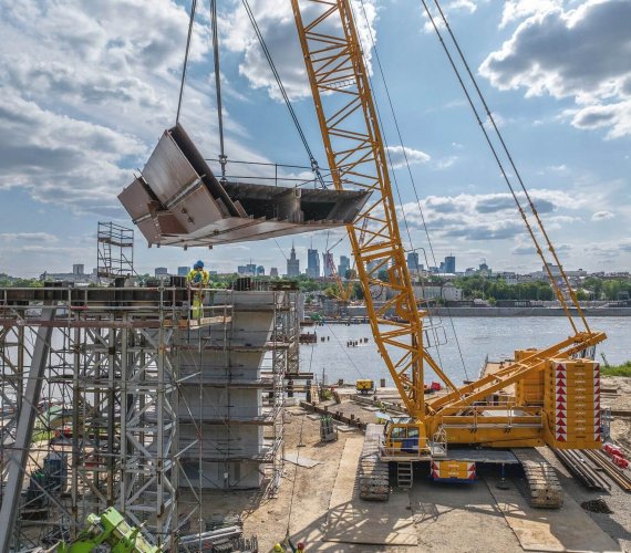 Warszawa: montaż olbrzymich elementów konstrukcji mostu