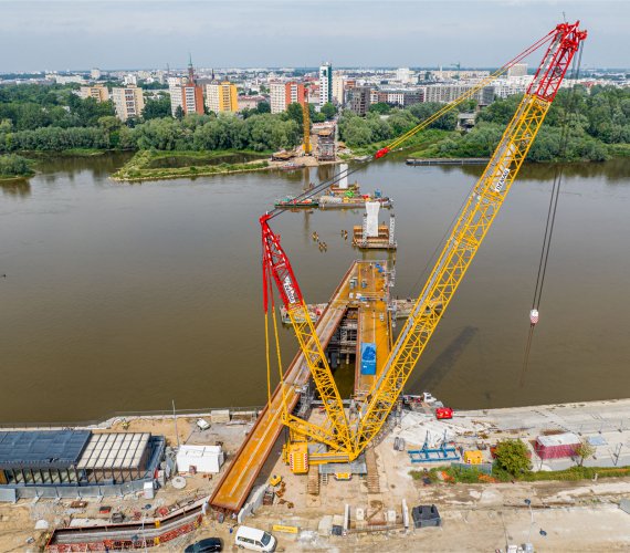Most pieszo-rowerowy w Warszawie nabiera kształtów