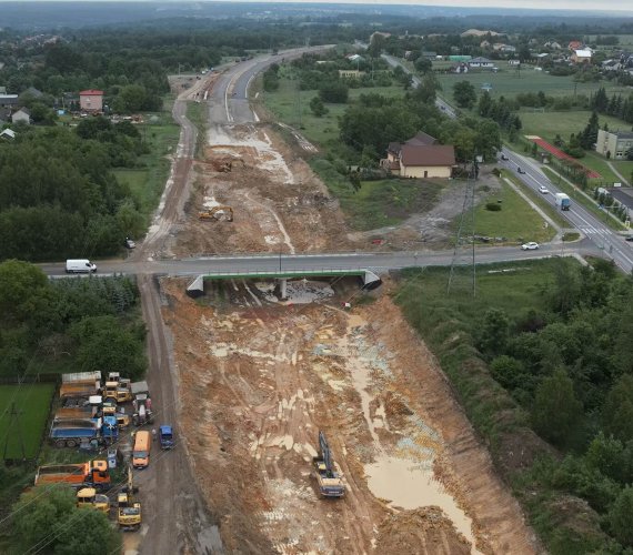 Widok znad placu budowy – postępy przy obwodnicy Wąchocka