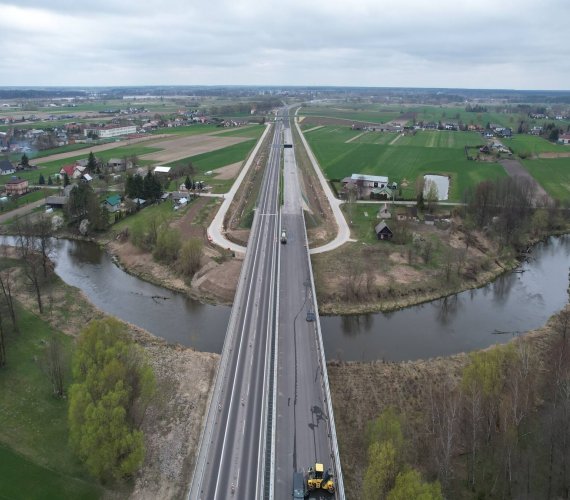 Z lotu ptaka i z poziomu drogi. Rozbudowana S19 w obiektywie