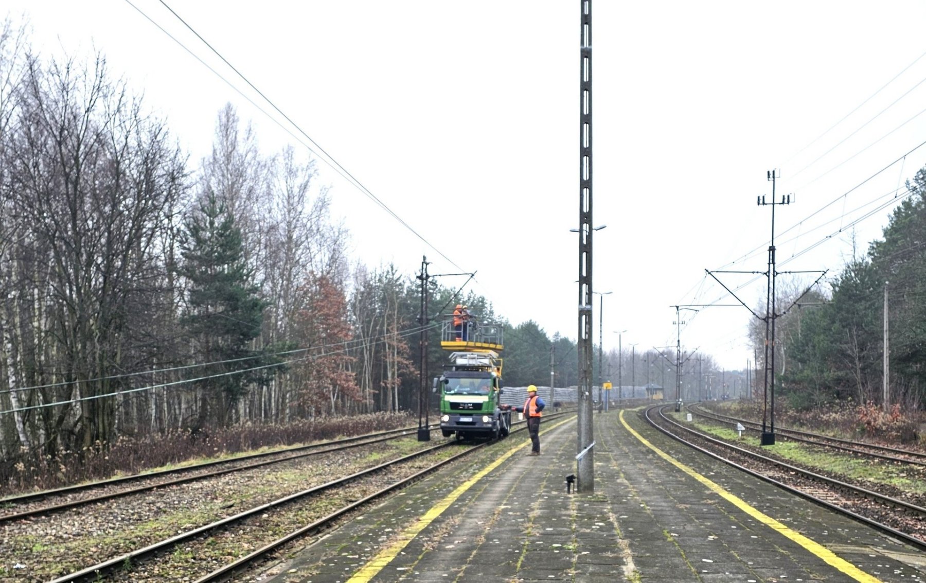 Demontaż sieci trakcyjnej w stacji Sobów.  Fot. Paweł Babiarz/PKP PLK