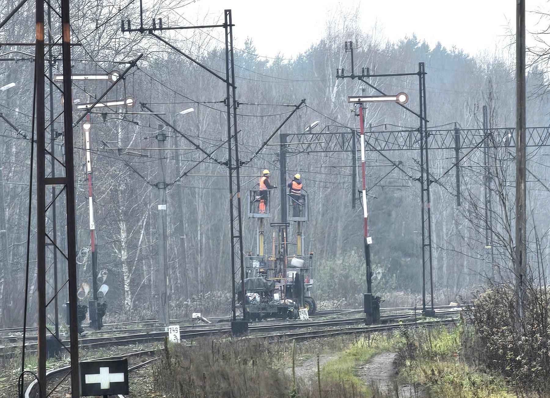Demontaż sieci trakcyjnej w stacji Sobów.  Fot. Paweł Babiarz/PKP PLK