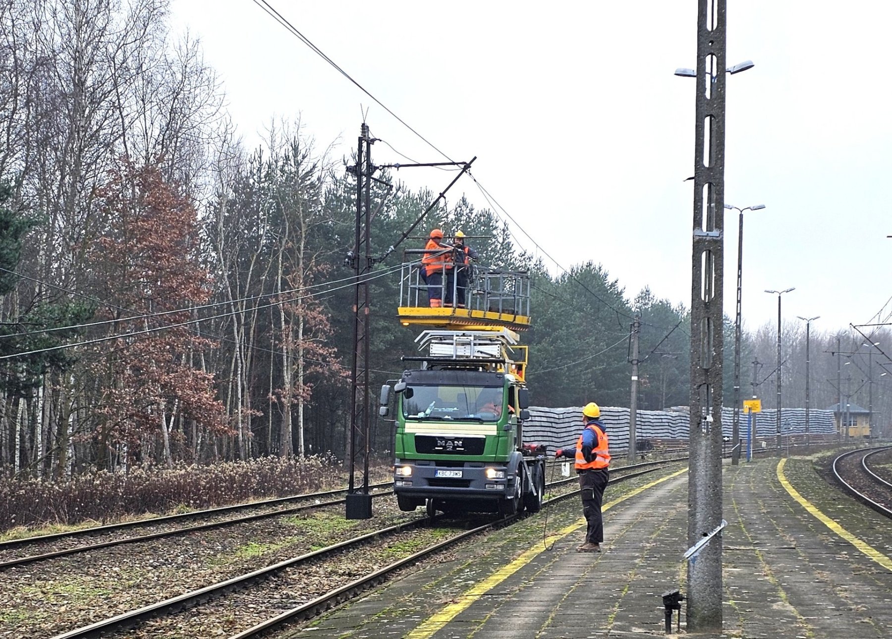 Demontaż sieci trakcyjnej w stacji Sobów.  Fot. Paweł Babiarz/PKP PLK