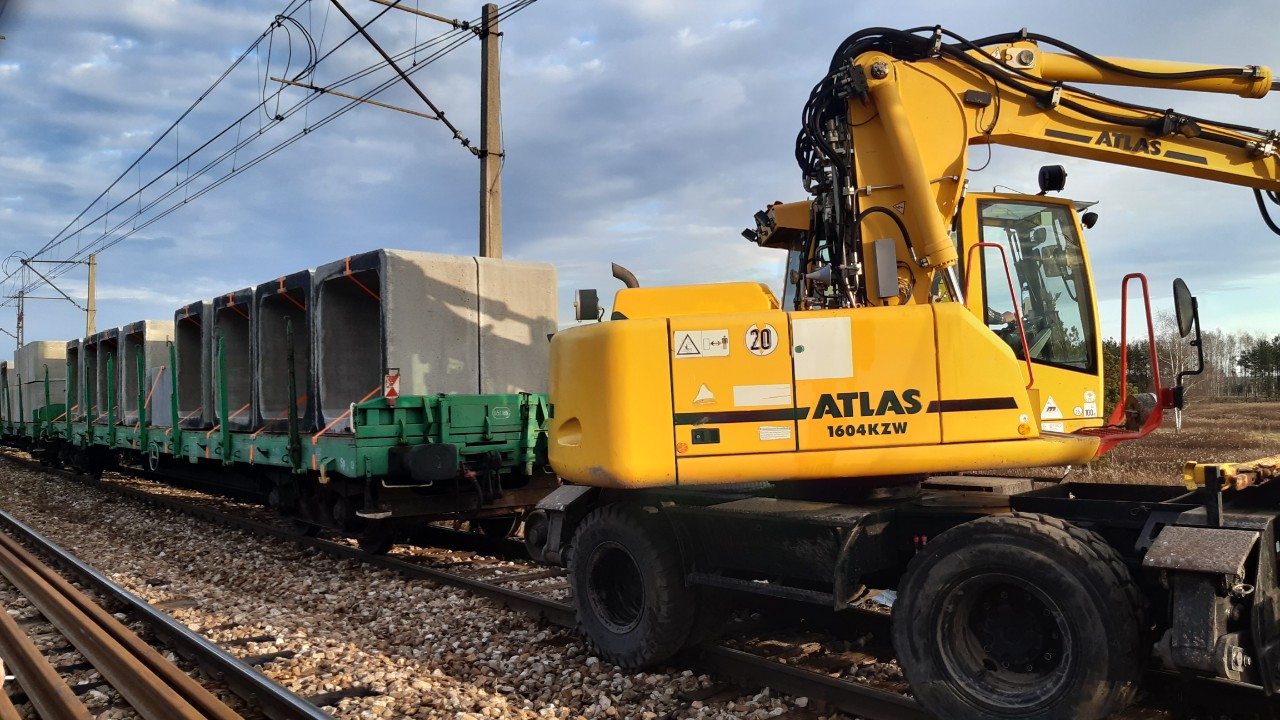 Dostawa prefabrykowanych elementów przepustów żelbetowych. Szlak Chmielów–Ocice. Fot. Paweł Babiarz/PKP PLK
