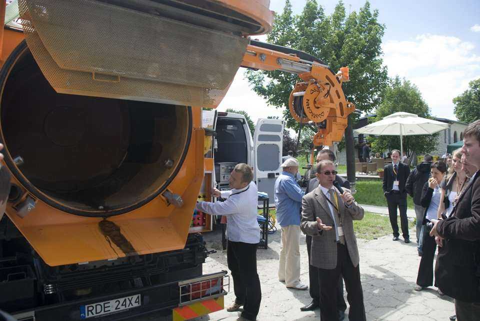 Sławomir Kapica z firmy ELSE Technical and Research Service Co. Ltd sp. z o.o. podczas pokazu pojazdu z recyklingiem firmy Assmann