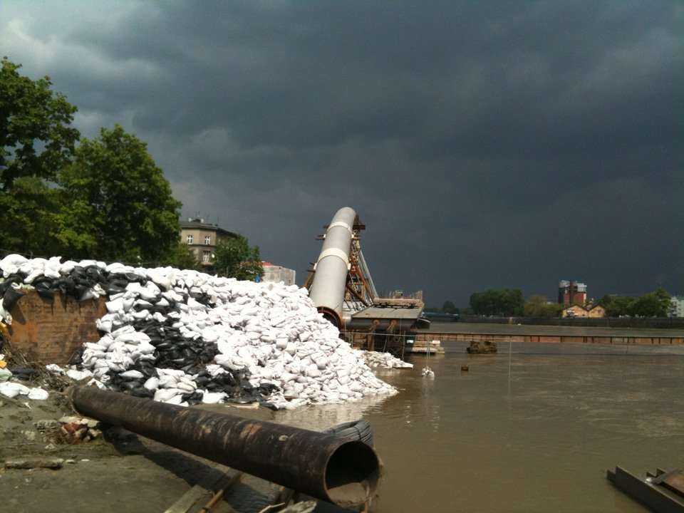 Stan kładki po powodzi - 22.05.2010; fot.: inzynieria.com