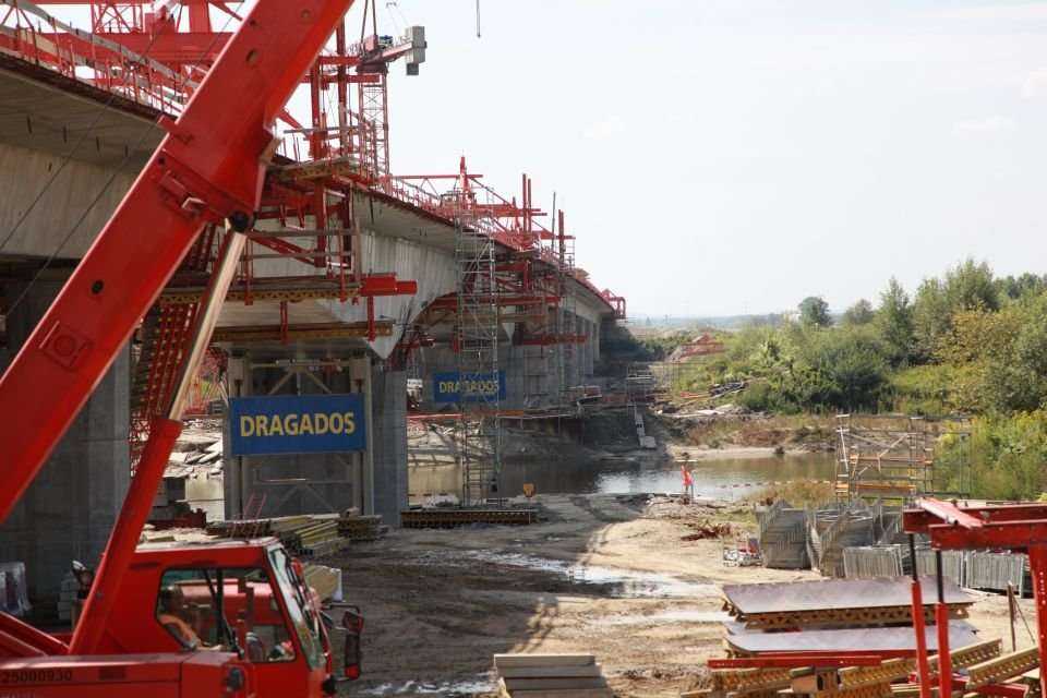 Budowa mostu przez Dunajec w ciągu autostrady A4. Fot. inzynieria.com