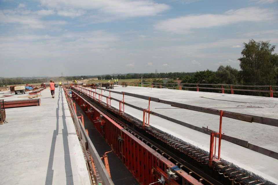 Budowa mostu przez Dunajec w ciągu autostrady A4. Fot. inzynieria.com