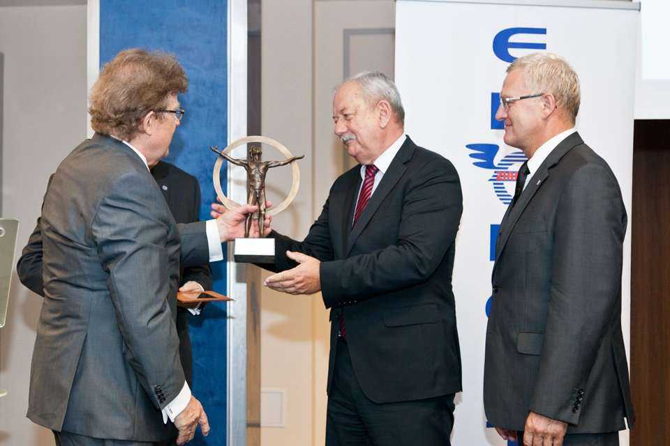 Uroczystość wręczenia nagród i wyróżnień - statuetkę „Energia” Prezydenta Bielska-Białej za rozdzielnicę średniego napięcia w izolacji gazowej typu OPTIMA-24 przyznano firmie Elektrobudowa SA / fot. 