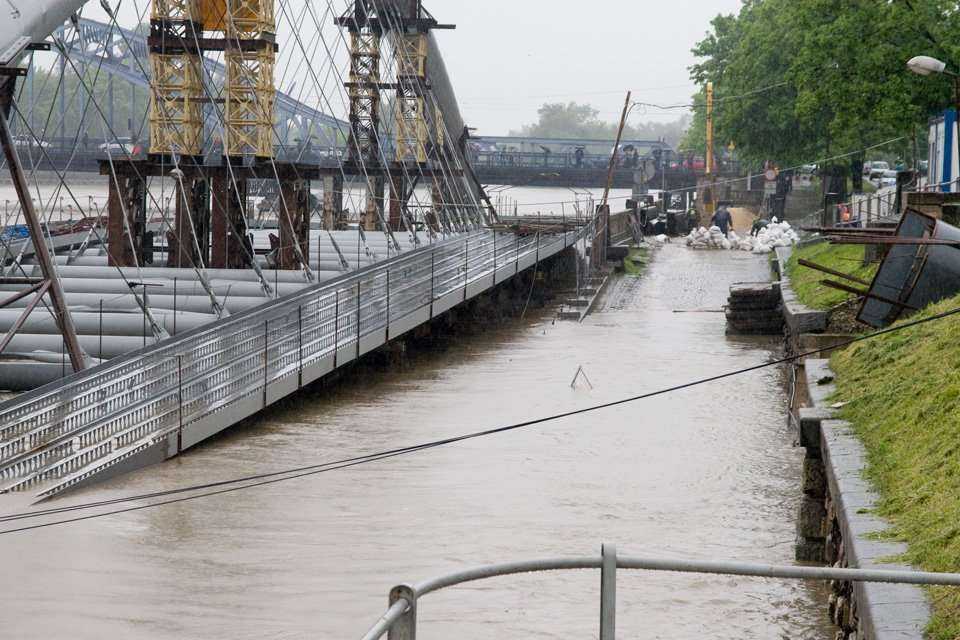 Kładka podczas powodzi - 18.05.2010; fot.: inzynieria.com